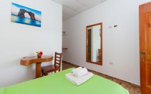 Postel nebo postele na pokoji v ubytování Hotel Twin Galápagos