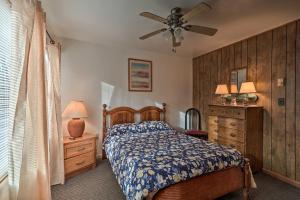 Postel nebo postele na pokoji v ubytování Lake Harmony Home Near Big Boulder Ski Area!