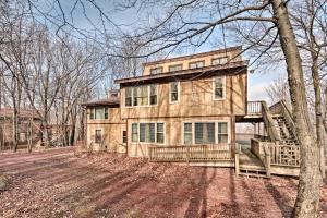 una casa grande con una escalera delante de ella en Lake Harmony Home Near Big Boulder Ski Area! en Lake Harmony