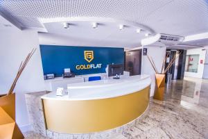 um lobby de uma empresa com uma recepção em GOLDFLAT - Cabo Branco by PenareiaTurBr em João Pessoa