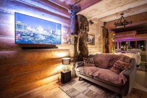 Televízia a/alebo spoločenská miestnosť v ubytovaní Willa Przy Dolinie Kościeliskiej - Prywatne Jacuzzi & Sauna