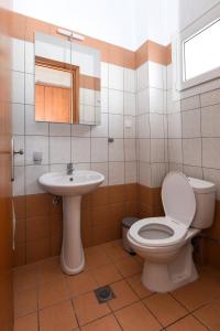 uma casa de banho com um WC e um lavatório em G&G Studio em Kavala
