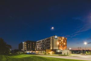 un edificio de noche con la luna en el cielo en Hotel Rock Lititz en Lititz