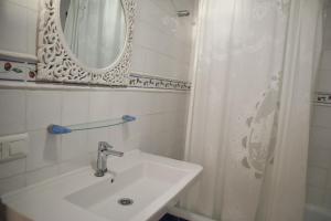 A bathroom at Bahia 58 Apartments Casasol
