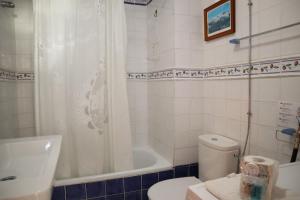 A bathroom at Bahia 58 Apartments Casasol Még 26 kép