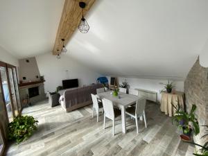 a living room with a table and a couch at Hostal Casa Vispe in Escalona