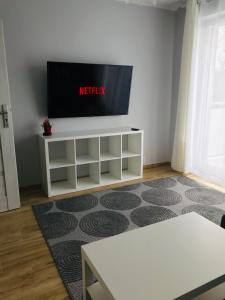 Televízia a/alebo spoločenská miestnosť v ubytovaní Apartament Calamo Tuwima Park