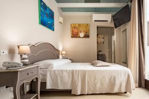 ガリポリにあるSuite Porta Terraのベッドルーム(ベッド1台、デスク、テレビ付)