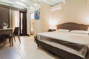 ガリポリにあるSuite Porta Terraのベッドルーム1室(ベッド1台、テーブル、デスク付)