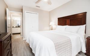 Postel nebo postele na pokoji v ubytování Canterra Suites Hotel