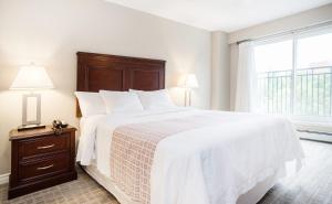 Postel nebo postele na pokoji v ubytování Canterra Suites Hotel