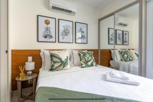 1 dormitorio con 1 cama grande y espejo en Kit Net Studio - II, moderna e aconchegante en Brasilia