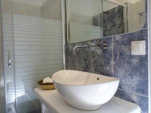 A bathroom at Leros Eleonas Apartments