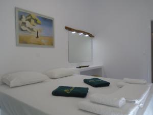 A bed or beds in a room at Leros Eleonas Apartments Még 37 kép