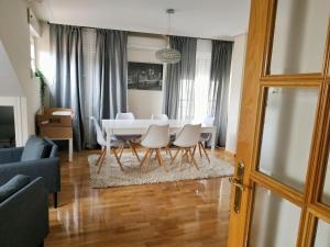 uma sala de estar com uma mesa branca e cadeiras em Pilatos em Zamora