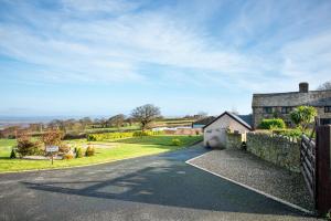 eine leere Straße vor einem Haus in der Unterkunft Finest Retreats - Sea Views Cottage in Prestatyn