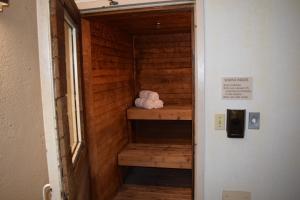 eine Sauna in einem Zimmer mit Holzwänden in der Unterkunft Gateway Hotel and Conference Center in Ames