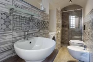 A bathroom at Two Rooms Bellini