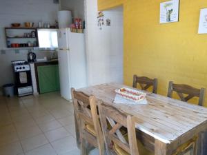 una mesa de madera en una cocina con nevera en Cabaña Refugio De Caminantes in 