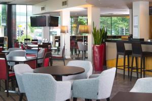 ein Restaurant mit Tischen und Stühlen und einer Bar in der Unterkunft Holiday Inn Express Bath by IHG in Bath