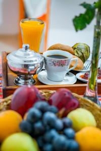 un tavolo con un cesto di frutta e una tazza di caffè di Hotel Chachapoyas a Chachapoyas