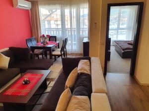 ein Wohnzimmer mit einem Sofa und einem Tisch in der Unterkunft Koko's apartments in Bansko