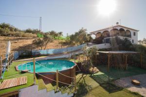 una casa con piscina en un patio en Finca Pil - Casa rural con piscina, en Ríogordo