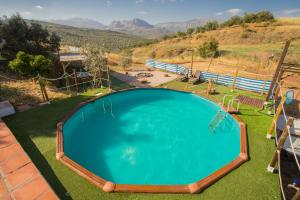 una piscina vacía en medio de un patio en Finca Pil - Casa rural con piscina, en Ríogordo