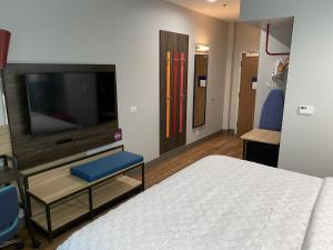 TV a/nebo společenská místnost v ubytování Tru By Hilton Katy Houston West, Tx