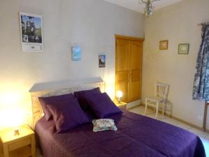 Saint-Paul-le-JeuneにあるGites les Eaux Clairesのベッドルーム(紫色のベッド、ランプ2つ付) +51枚の写真