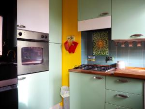 una cucina con fornelli e frigorifero di Dame 4 a Bologna Altre 19 foto