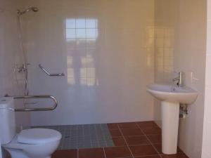 a bathroom with a toilet and a sink at ALBERGUE TURÍSTICO DE CORNALVO in Trujillanos