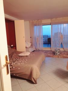 Schlafzimmer mit einem Bett und Meerblick in der Unterkunft la maison di Angelica in Beausoleil
