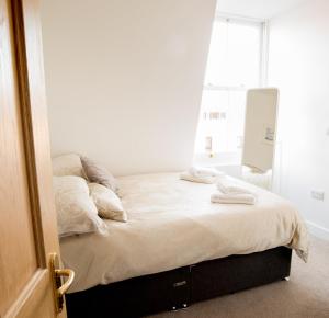 En eller flere senge i et værelse på Finest Retreats - Nelly's Nook