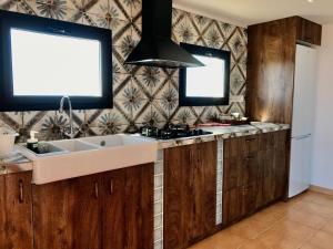 een keuken met een wastafel en een fornuis bij Eslanzarote Eco Country House, Star View Area, Super wifi, Barbecue in Teguise