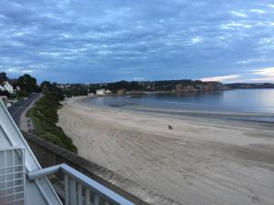 a view of the beach from a balcony at L'Imprenable vue mer in Crozon