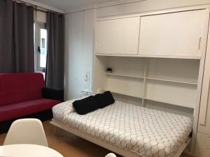 アリカンテにあるCalle Manero Mollá, 16, 6-3の小さなベッドルーム(ベッド1台、赤い椅子付)