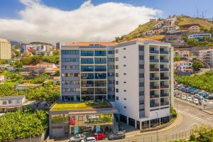 eine Luftansicht eines Gebäudes in einer Stadt in der Unterkunft Ocean View and Garden in Exclusive Area in Funchal
