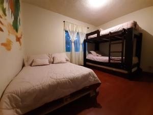 Giường trong phòng chung tại Hostal Casa del Arbol