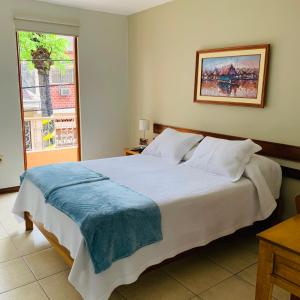 Un pat sau paturi într-o cameră la Hotel Acosta