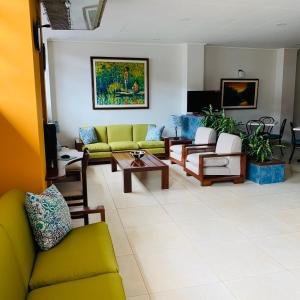 Hotel Acosta في إكيتوس: غرفة معيشة مع كنب وطاولة