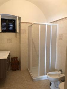 łazienka z prysznicem, toaletą i umywalką w obiekcie Gabriele-Apartment w mieście Gallipoli