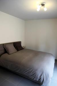 a bed in a bedroom with a ceiling at Au Moulin à Paroles in Tournai