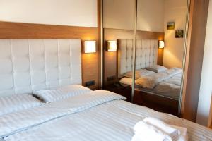 เตียงในห้องที่ Novi Pazar Apartman lux