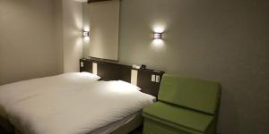 Postel nebo postele na pokoji v ubytování Ueno First City Hotel