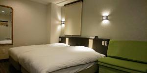 Postel nebo postele na pokoji v ubytování Ueno First City Hotel