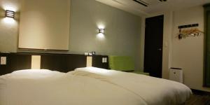 Postel nebo postele na pokoji v ubytování Ueno First City Hotel
