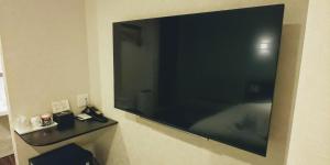 TV a/nebo společenská místnost v ubytování Ueno First City Hotel