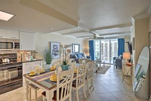 eine Küche und ein Wohnzimmer mit einem Tisch und Stühlen in der Unterkunft Beachfront Condo with Resort Amenities and Boardwalk! in Myrtle Beach