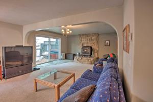 O zonă de relaxare la Stateline Ski House Walk to Boulder Lift!